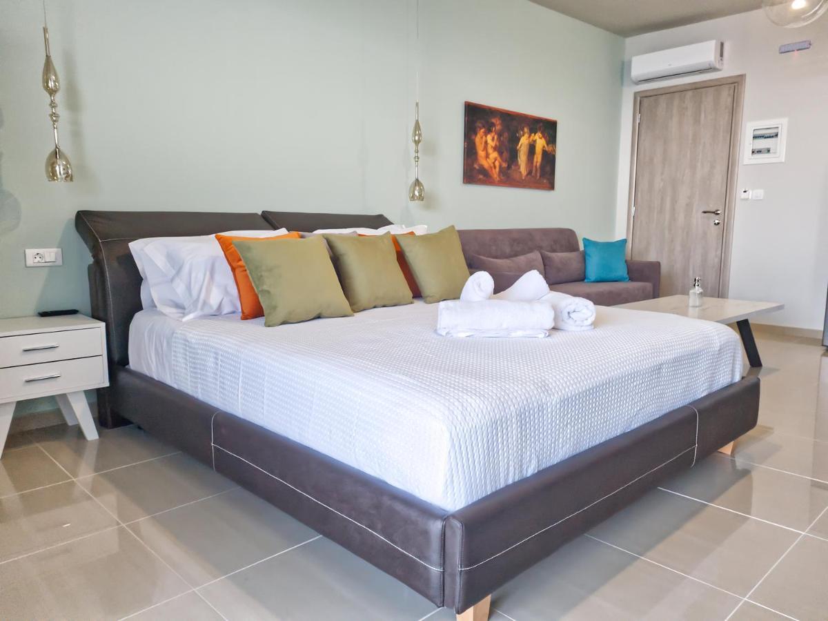 Epipleon Luxury Suites -105- Δωμάτιο 35Τμ Με Βεράντα 35Τμ Μπροστά Στη Θάλασσα Nafpaktos Extérieur photo